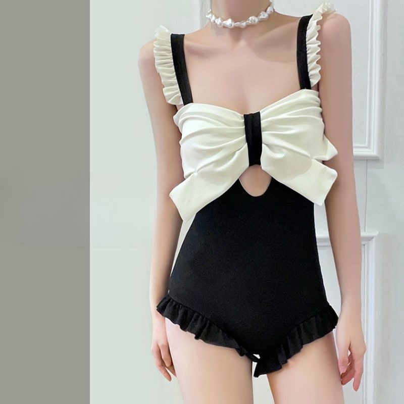 ملابس سباحة نسائية أنيقة بتصمي - مراجعة Costumes وسعره
